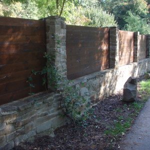 Sloupkový plot – Brno, Rakovecká